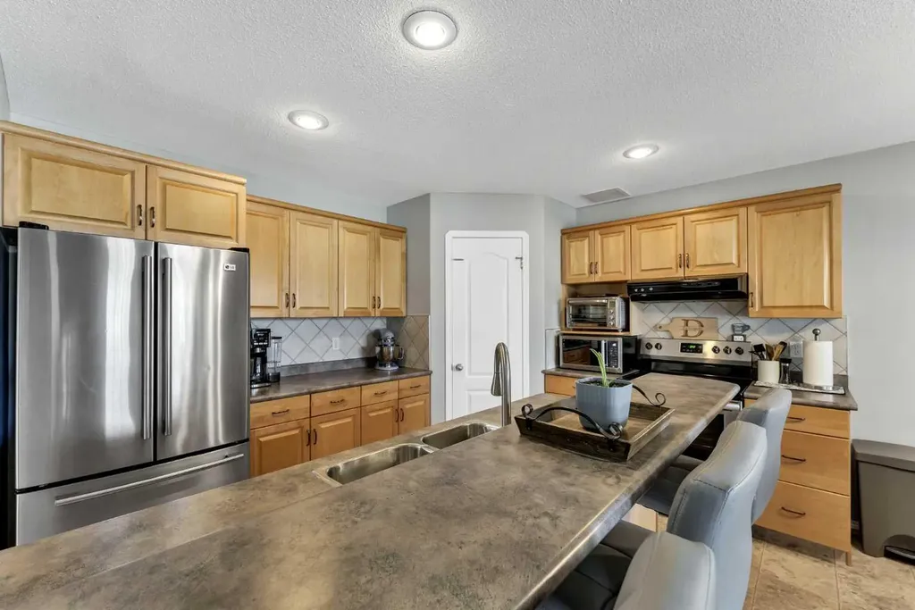 369 Stratton Way SE Medicine Hat AB T1B4M9