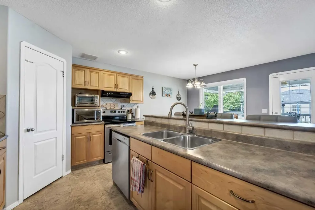 369 Stratton Way SE Medicine Hat AB T1B4M9