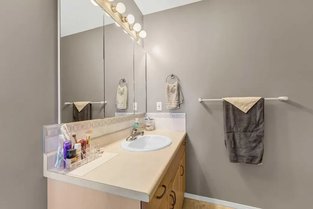 369 Stratton Way SE Medicine Hat AB T1B4M9