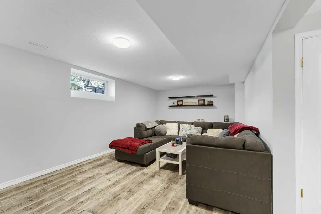 369 Stratton Way SE Medicine Hat AB T1B4M9