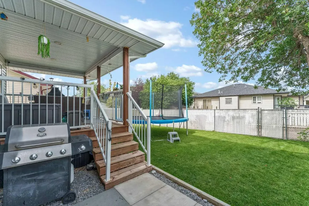369 Stratton Way SE Medicine Hat AB T1B4M9
