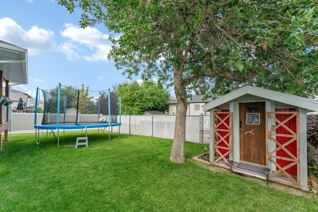 369 Stratton Way SE Medicine Hat AB T1B4M9