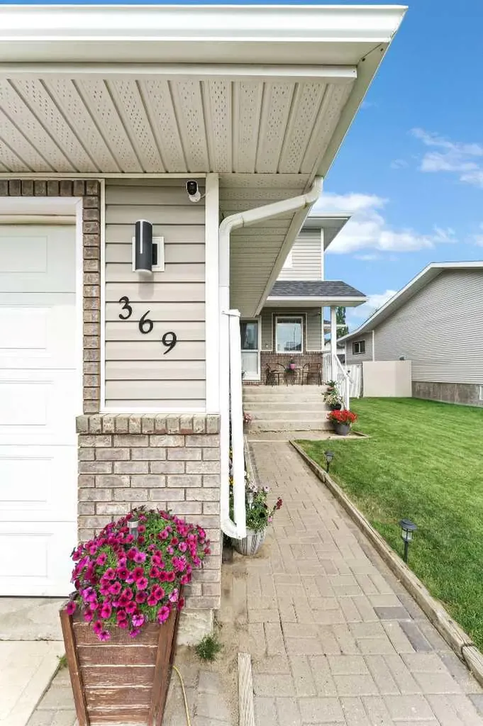 369 Stratton Way SE Medicine Hat AB T1B4M9