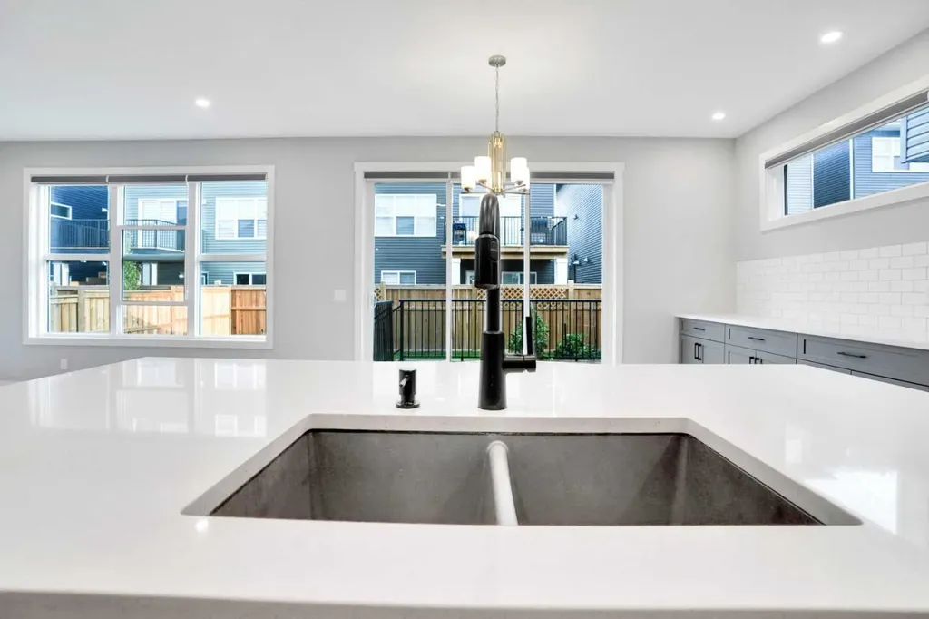 289 Ambleside Avenue NW Calgary AB T3P 1W3