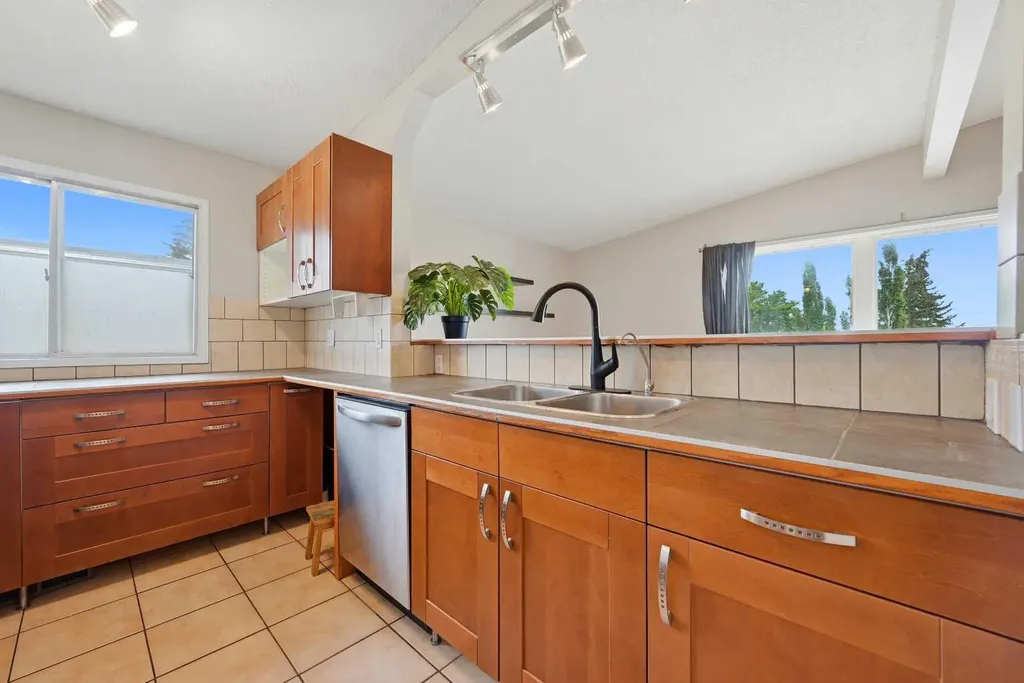 6303 4 Street NW Calgary AB T2K 1B7