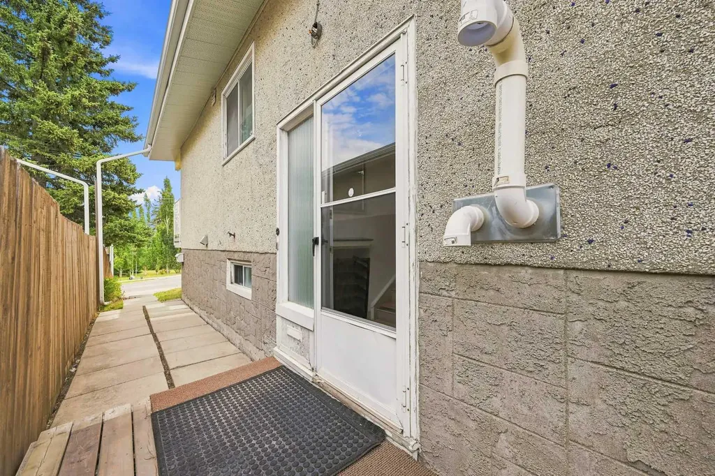 6303 4 Street NW Calgary AB T2K 1B7