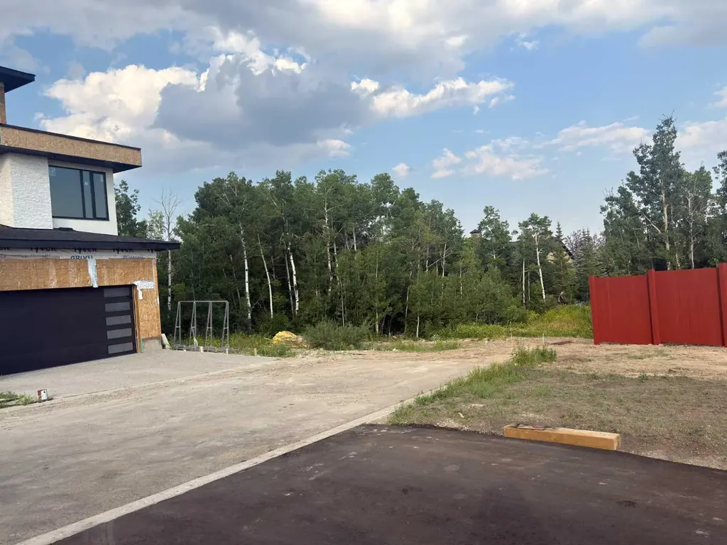 3654 85 Street SW Calgary AB T3H 4C4