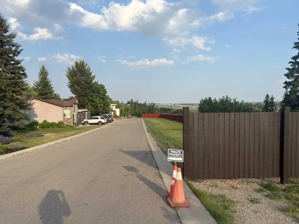 3654 85 Street SW Calgary AB T3H 4C4