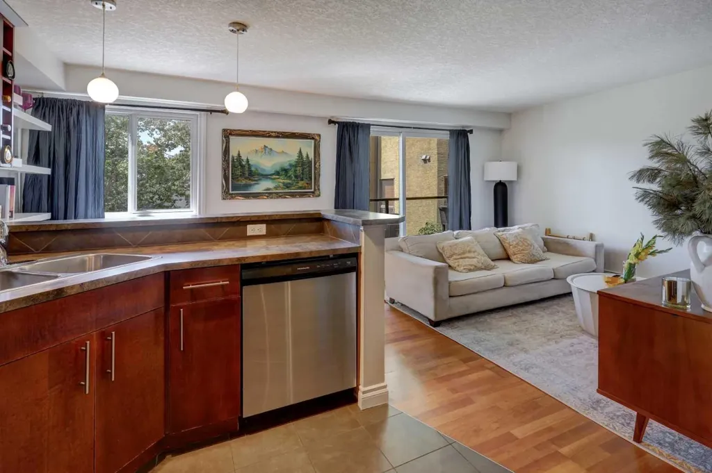 2308 17b Street SW Calgary AB T2T 4S8
