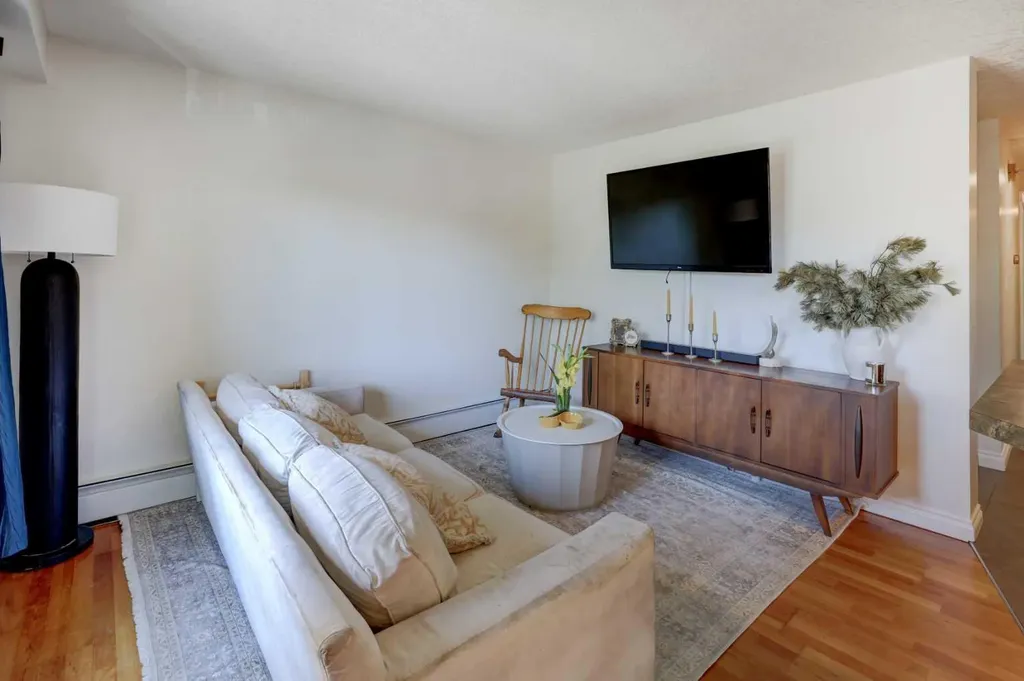 2308 17b Street SW Calgary AB T2T 4S8