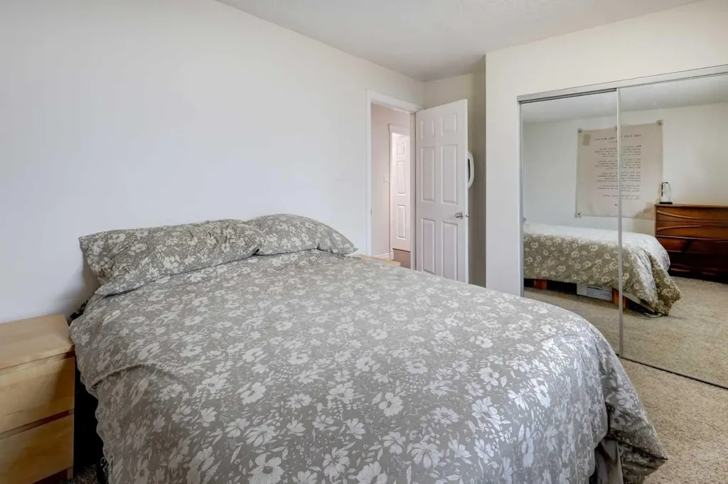2308 17b Street SW Calgary AB T2T 4S8
