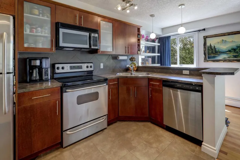 2308 17b Street SW Calgary AB T2T 4S8
