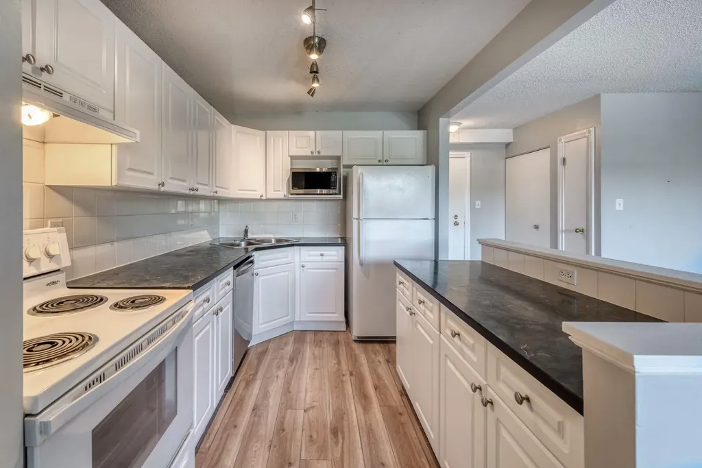 1330 15 Avenue SW Calgary AB T3C 3N7