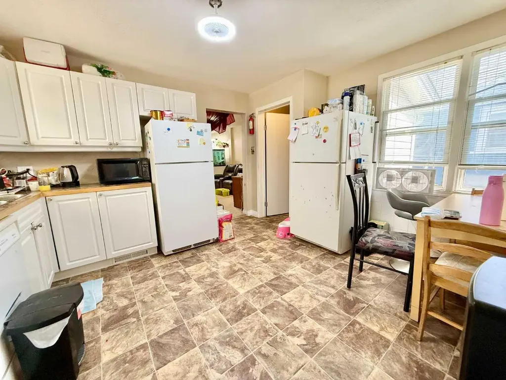 1220 7 Street N Lethbridge AB T1H 1Y9