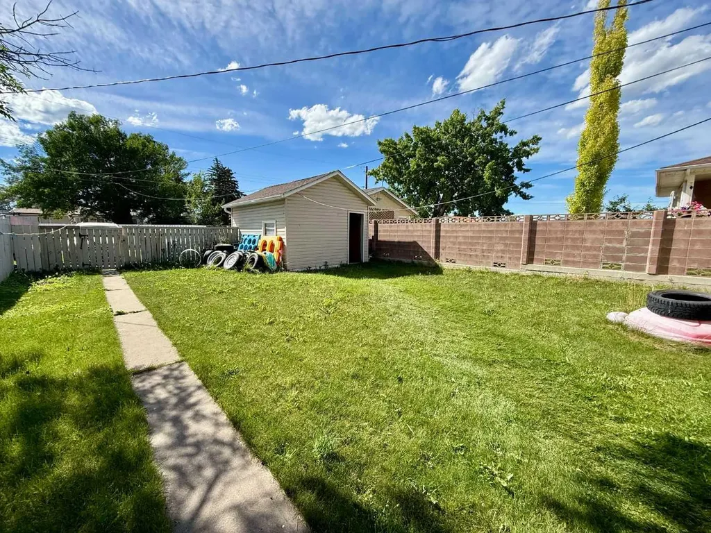 1220 7 Street N Lethbridge AB T1H 1Y9