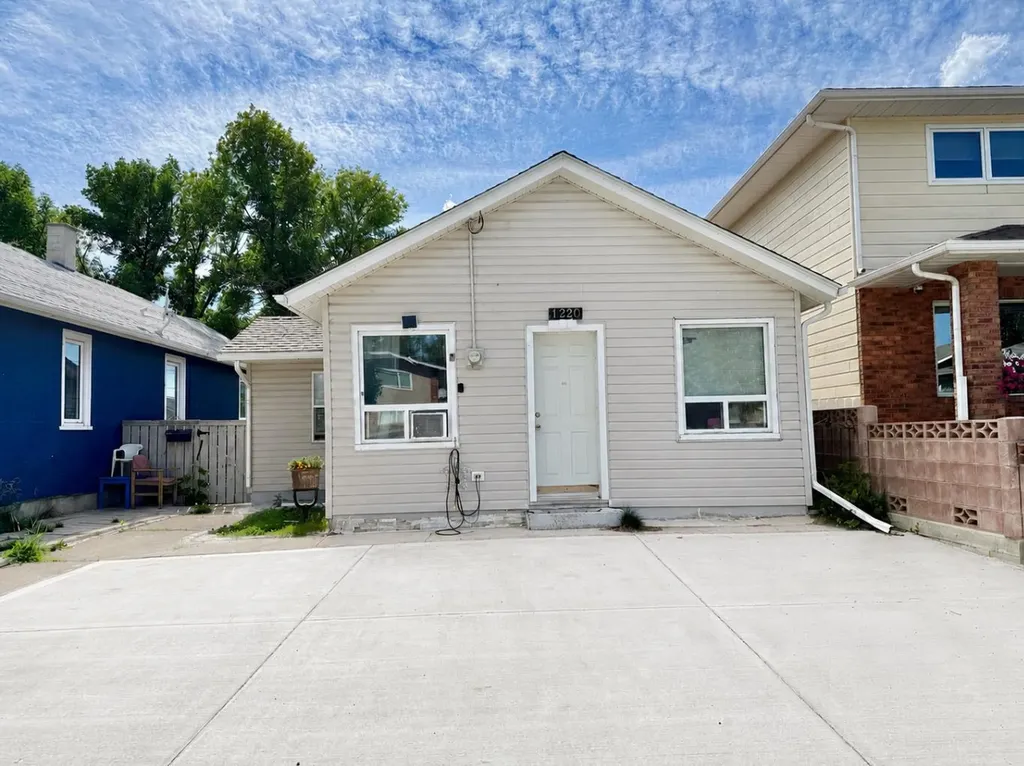 1220 7 Street N Lethbridge AB T1H 1Y9