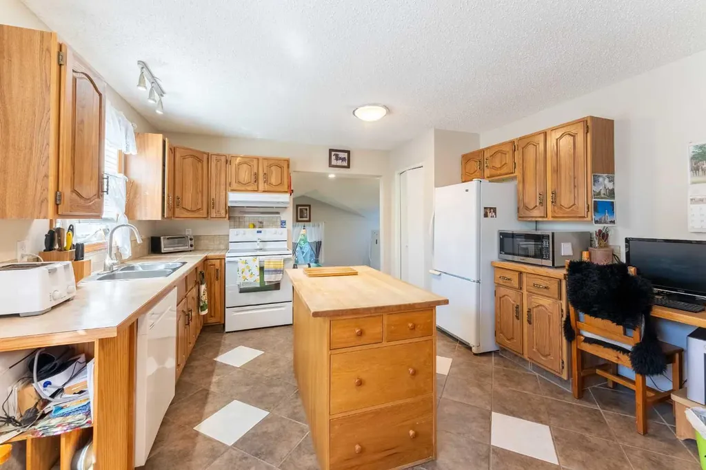 210 Ojibwa Place W Lethbridge AB T1K 5K6