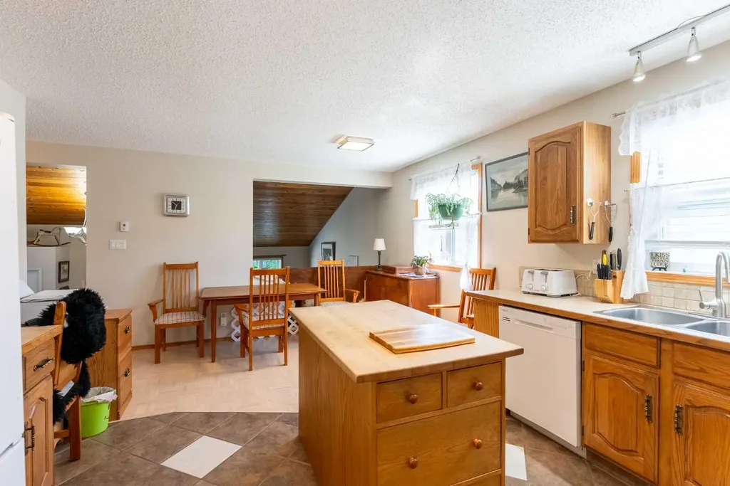 210 Ojibwa Place W Lethbridge AB T1K 5K6