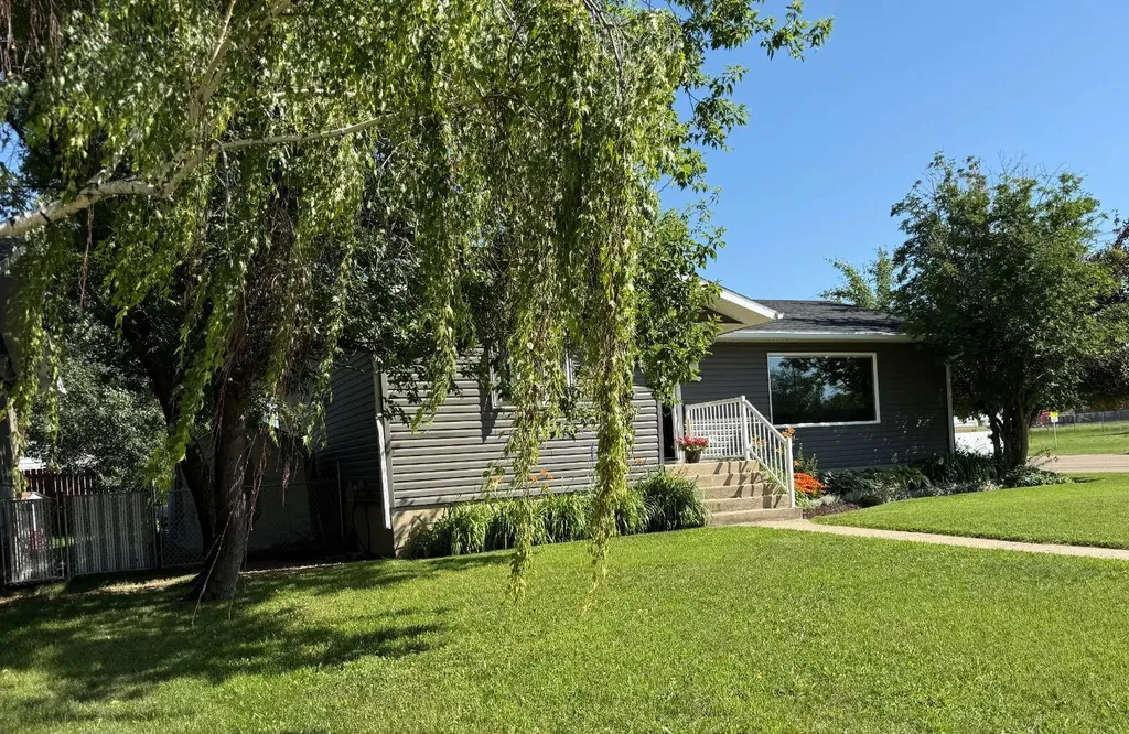 422 15 Street E Drumheller AB T0J0Y5