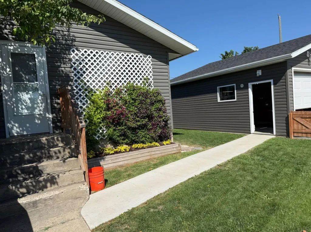 422 15 Street E Drumheller AB T0J0Y5