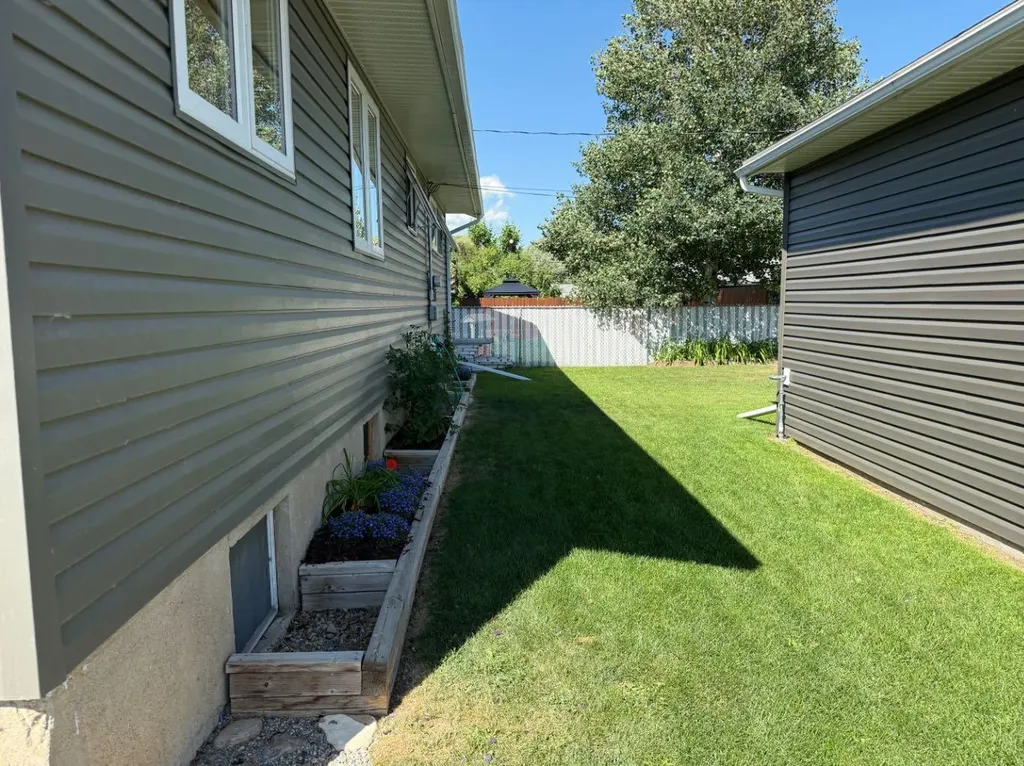 422 15 Street E Drumheller AB T0J0Y5
