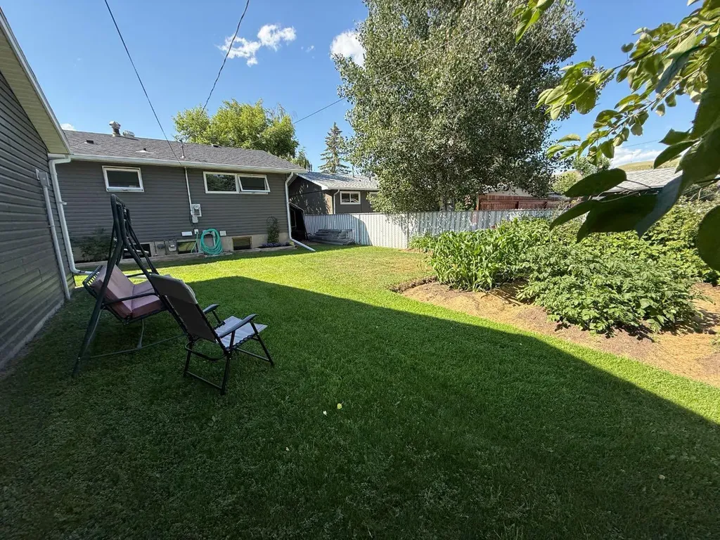 422 15 Street E Drumheller AB T0J0Y5