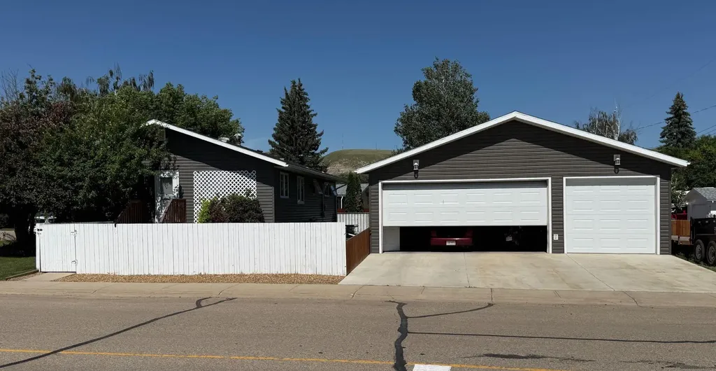 422 15 Street E Drumheller AB T0J0Y5