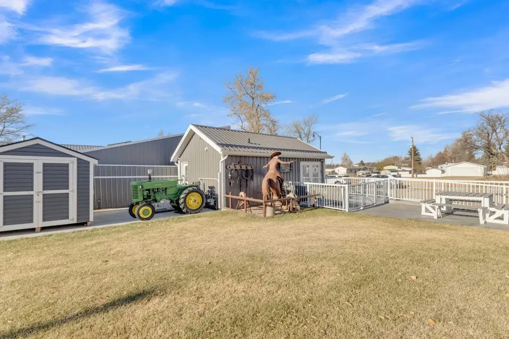 2027 20 Avenue Bowden AB T0M0K0
