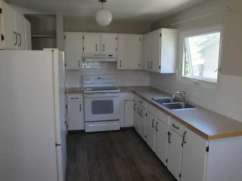39 Meadowlark Boulevard N Lethbridge AB T1H 4R4