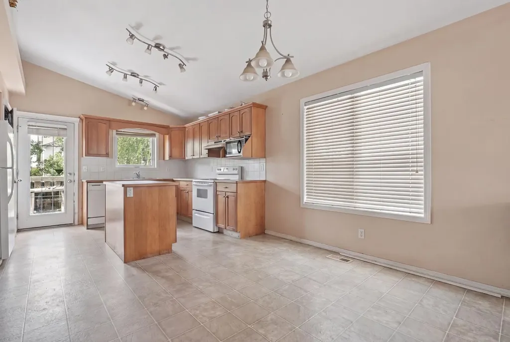 84 Aberdeen Road W Lethbridge AB T1J 4Z2