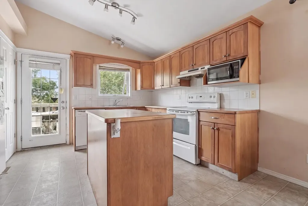 84 Aberdeen Road W Lethbridge AB T1J 4Z2