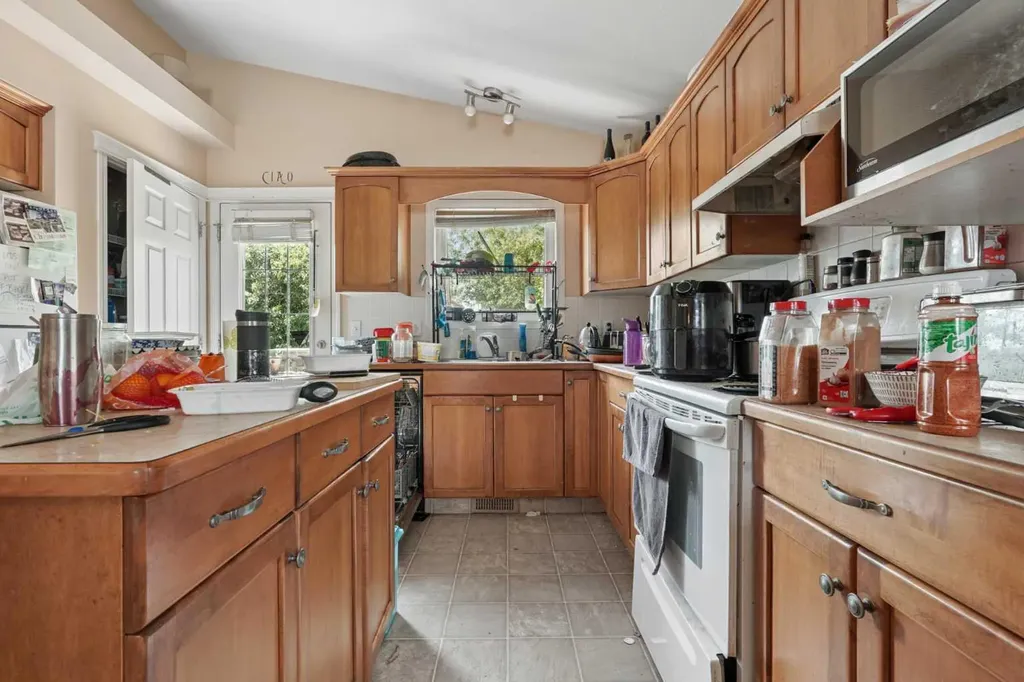 84 Aberdeen Road W Lethbridge AB T1J 4Z2