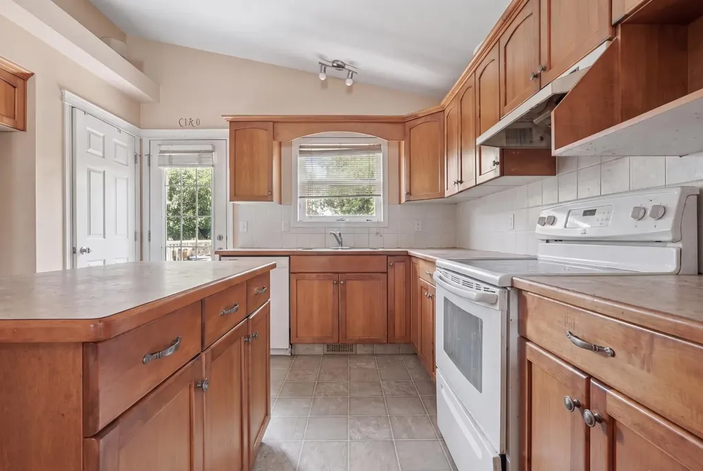 84 Aberdeen Road W Lethbridge AB T1J 4Z2