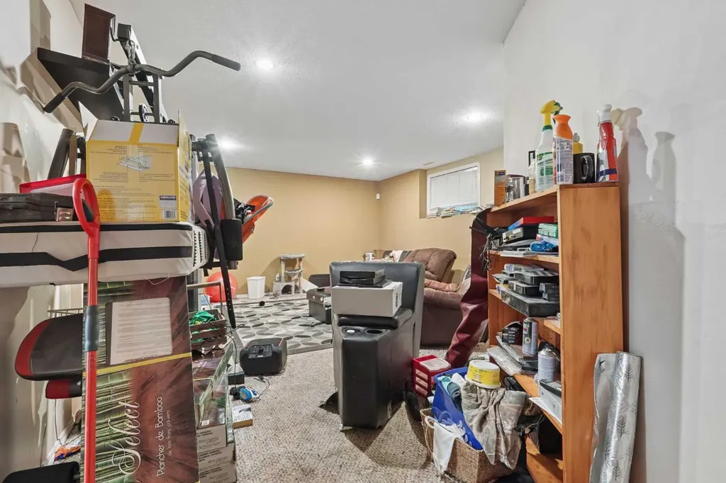 84 Aberdeen Road W Lethbridge AB T1J 4Z2