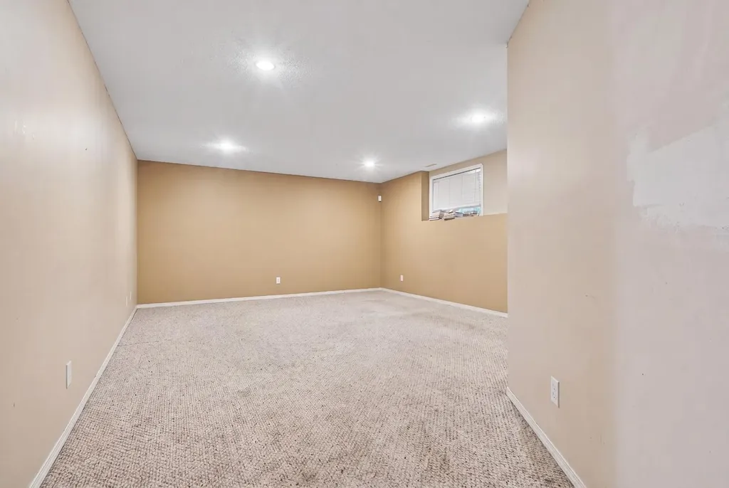 84 Aberdeen Road W Lethbridge AB T1J 4Z2