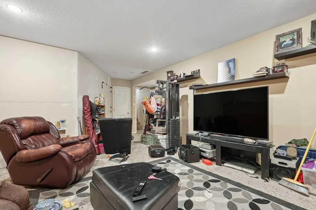 84 Aberdeen Road W Lethbridge AB T1J 4Z2