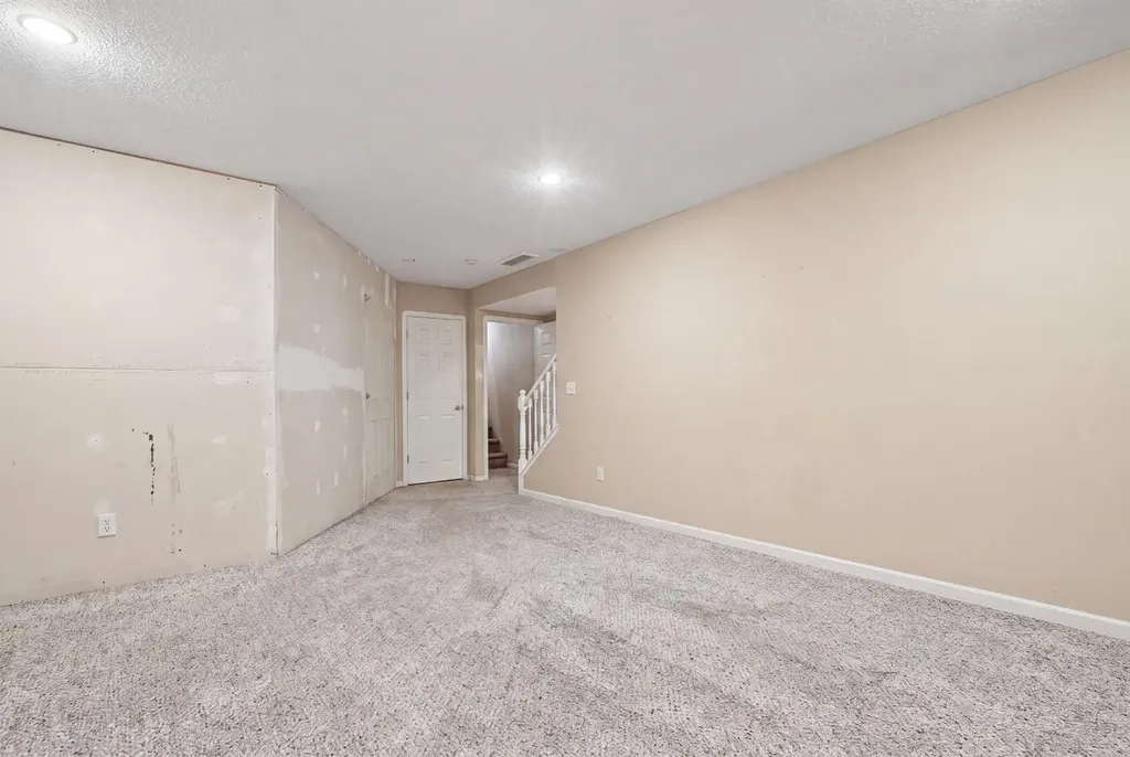 84 Aberdeen Road W Lethbridge AB T1J 4Z2