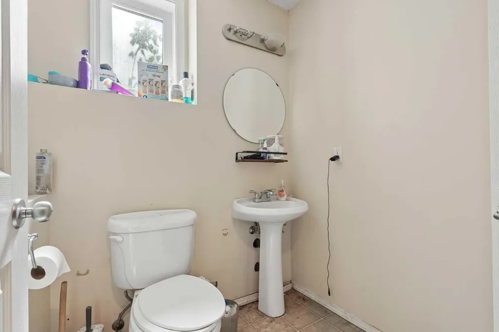 84 Aberdeen Road W Lethbridge AB T1J 4Z2