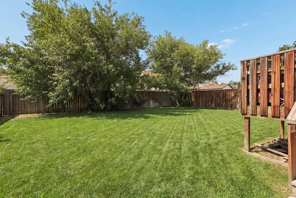 84 Aberdeen Road W Lethbridge AB T1J 4Z2
