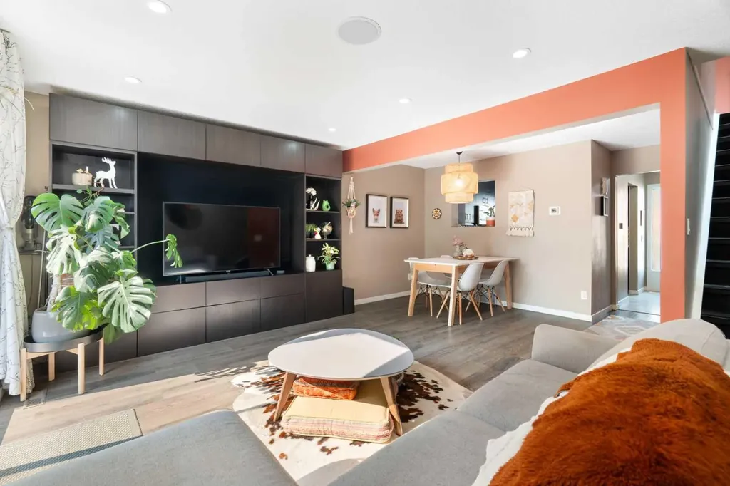 330 Canterbury Drive SW Calgary AB T2W 1H6