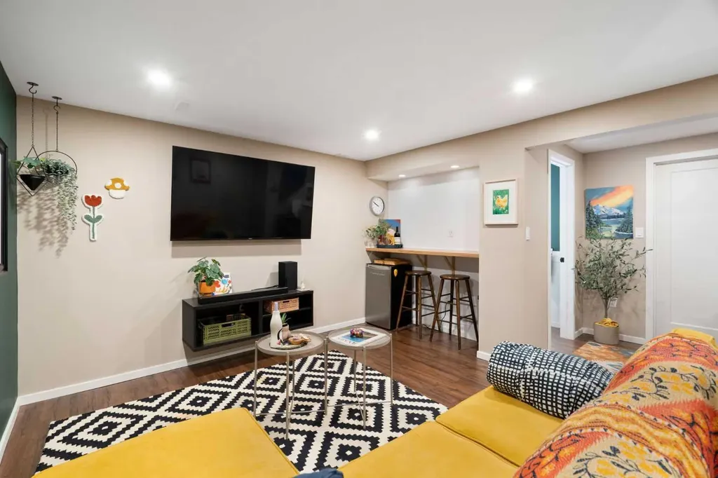 330 Canterbury Drive SW Calgary AB T2W 1H6