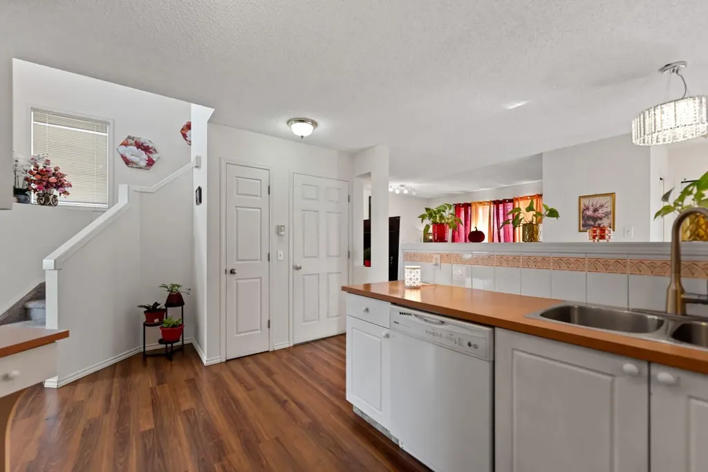 221 Tarington Close NE Calgary AB T3J3V7