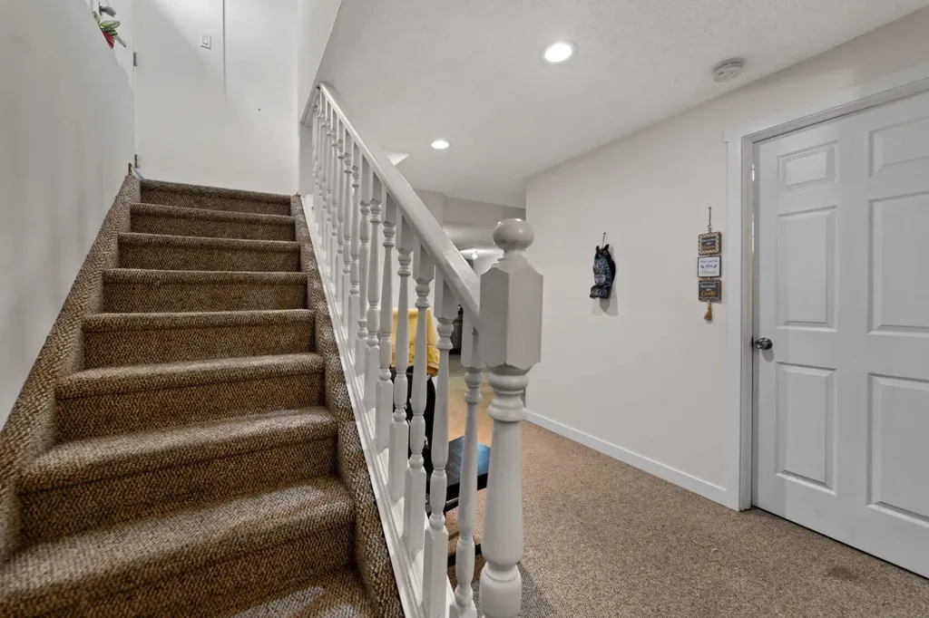 221 Tarington Close NE Calgary AB T3J3V7