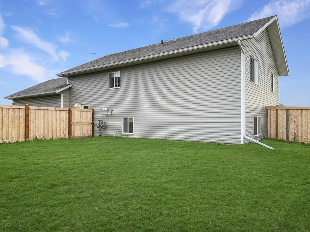 9717 112 Avenue Clairmont AB T8X5C2