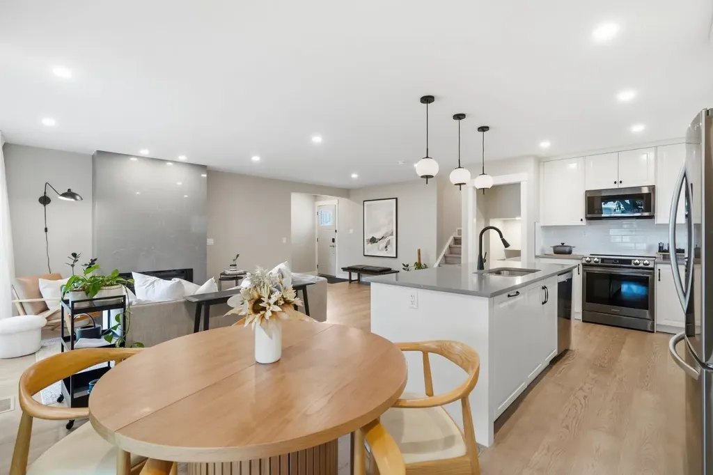 2924 Lathom Crescent SW Calgary AB T3E 5W7