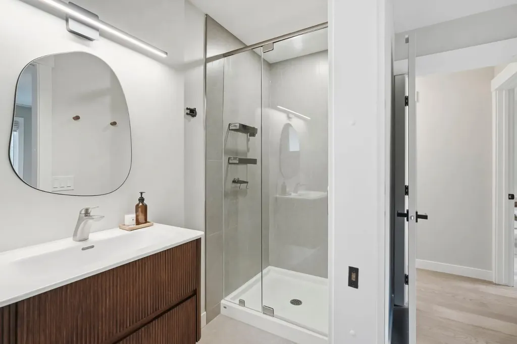 2924 Lathom Crescent SW Calgary AB T3E 5W7