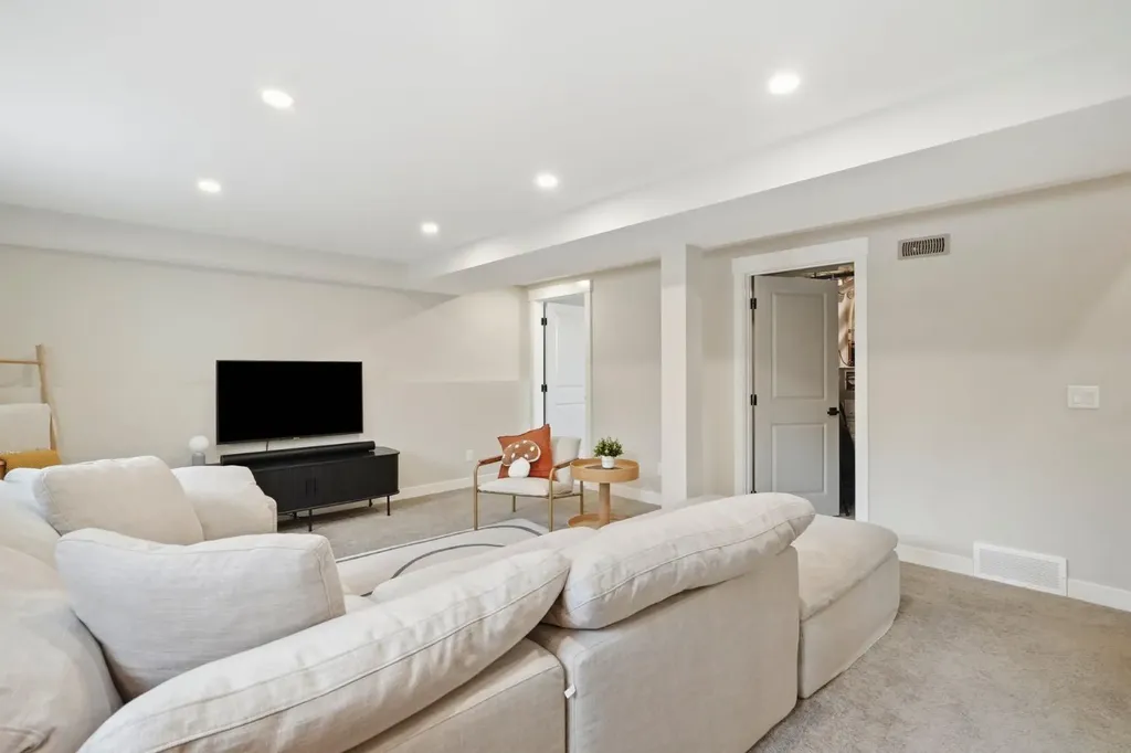 2924 Lathom Crescent SW Calgary AB T3E 5W7