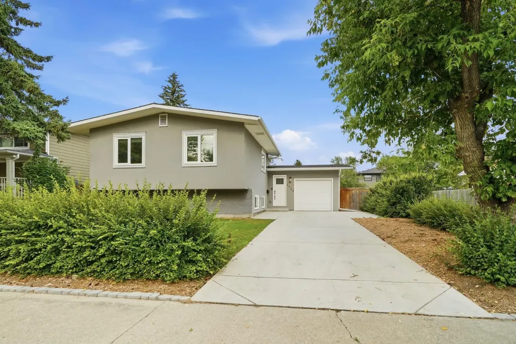 2924 Lathom Crescent SW Calgary AB T3E 5W7