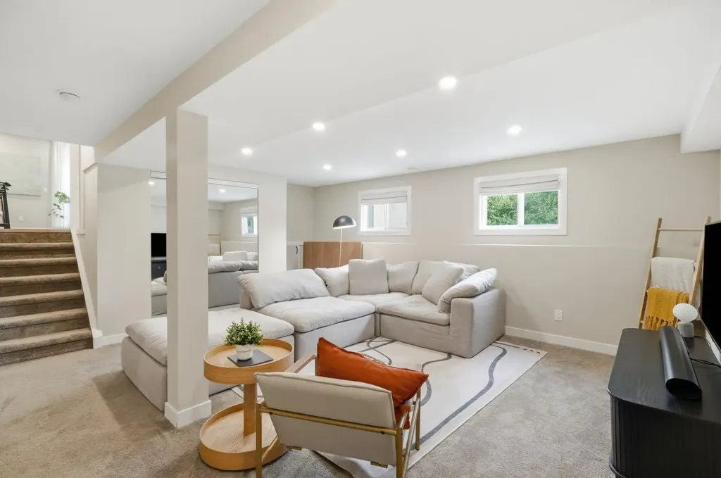 2924 Lathom Crescent SW Calgary AB T3E 5W7