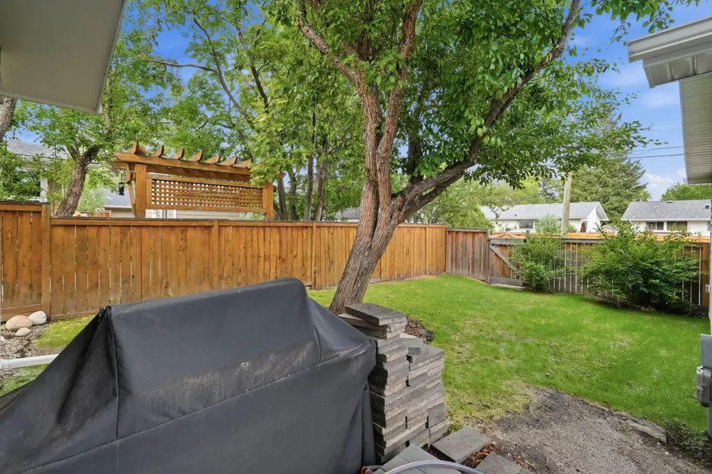 2924 Lathom Crescent SW Calgary AB T3E 5W7